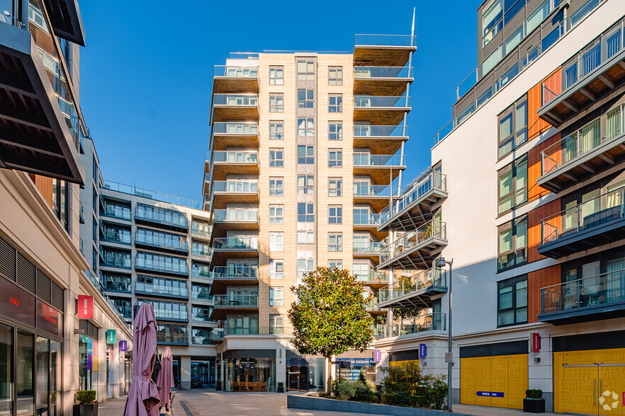 21 New Broadway, London for rent - Primary Photo - Image 1 of 7