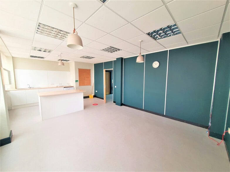 701 Chester Rd, Manchester to rent - Interior Photo - Image 3 of 7