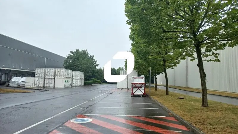 Industrial in Saint-Witz to rent - Building Photo - Image 3 of 6