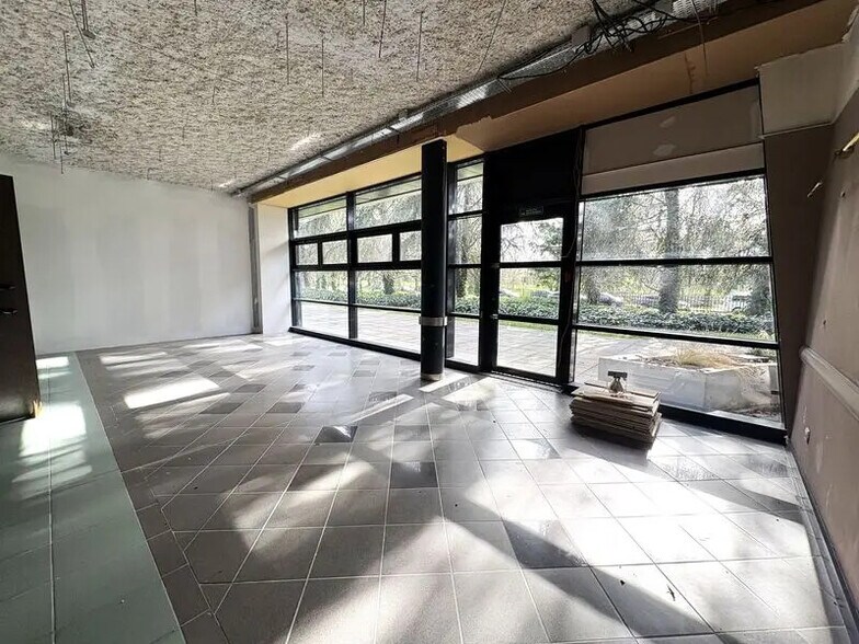 Office in Saint-Priest to rent - Interior Photo - Image 3 of 3