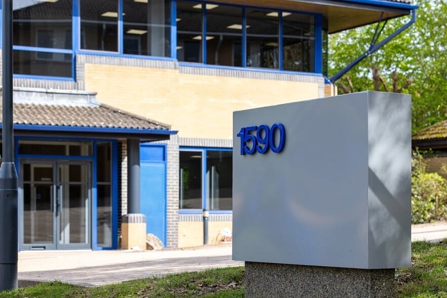 Parkway, Fareham to rent - Building Photo - Image 2 of 27