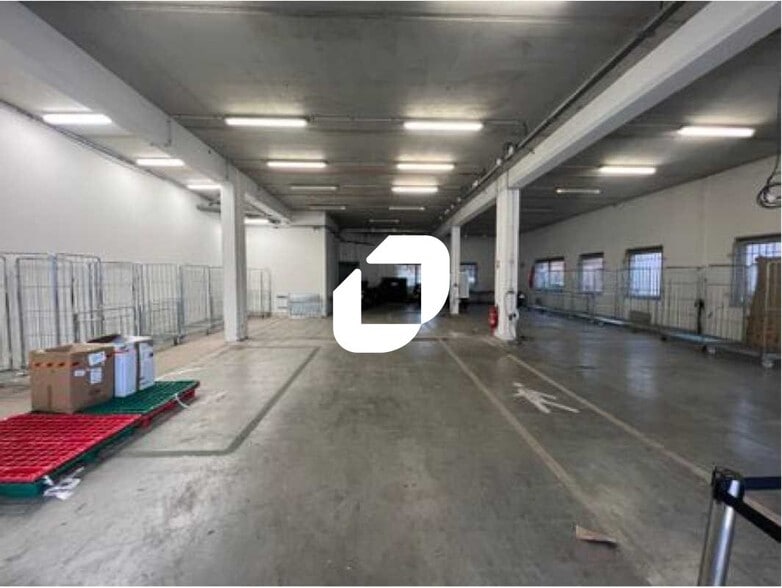 Light Industrial in Nanterre to rent - Building Photo - Image 2 of 40