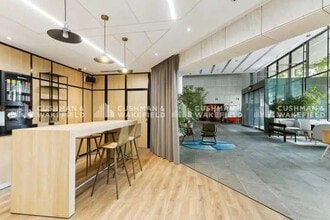 Office in Issy-les-Moulineaux to rent Lobby- Image 2 of 6
