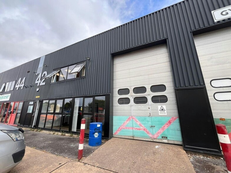 Edison Rd, Aylesbury to rent - Building Photo - Image 1 of 12