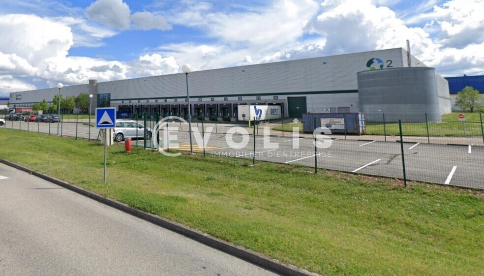 3 Rue Des Chapelles, Saint-Quentin-Fallavier to rent - Building Photo - Image 3 of 8