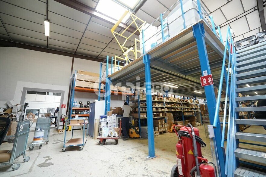 1 Rue Jacques Monod, Vaulx-en-Velin to rent - Building Photo - Image 3 of 7