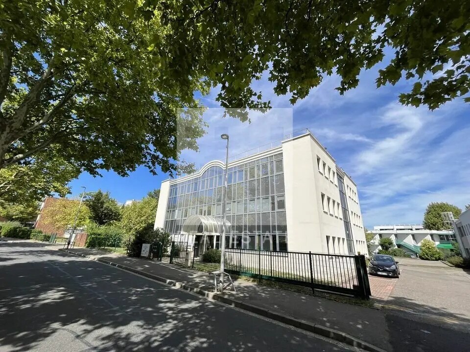 Office in Bron to rent Building Photo- Image 1 of 10