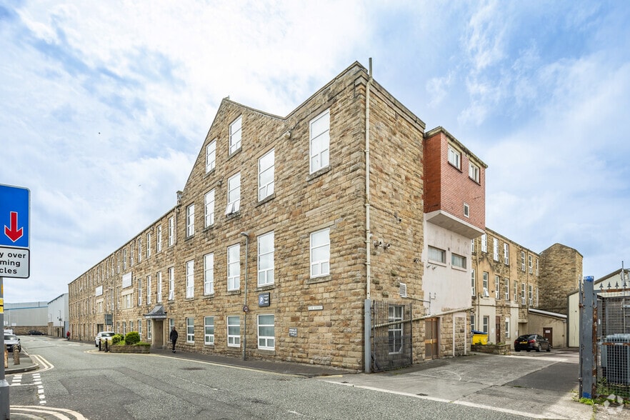 Elm St, Burnley to rent - Primary Photo - Image 1 of 10