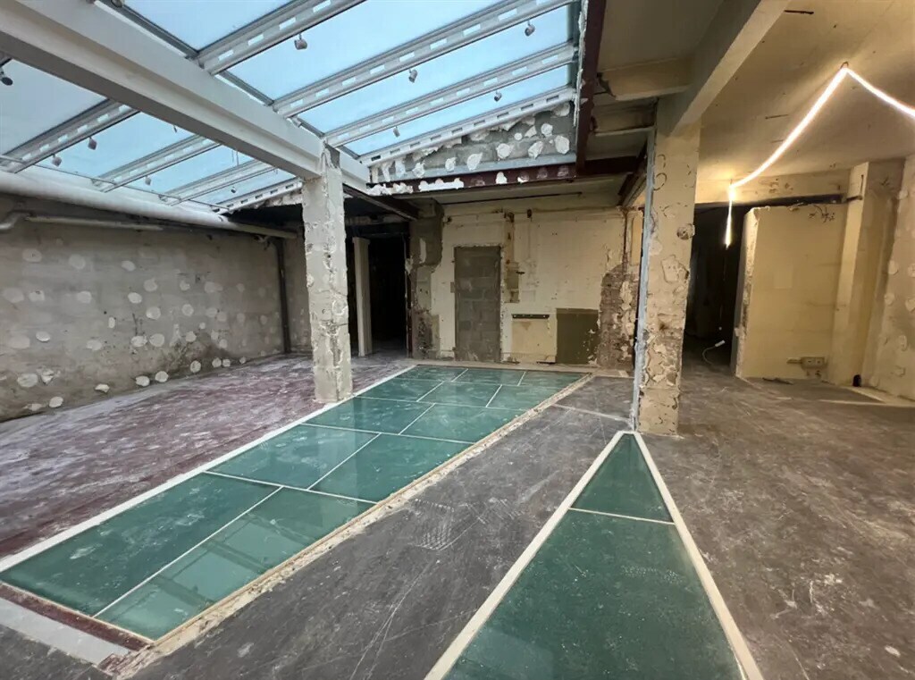 Paris, PAR 75017 - - - Interior Photo - Image 2 of 3