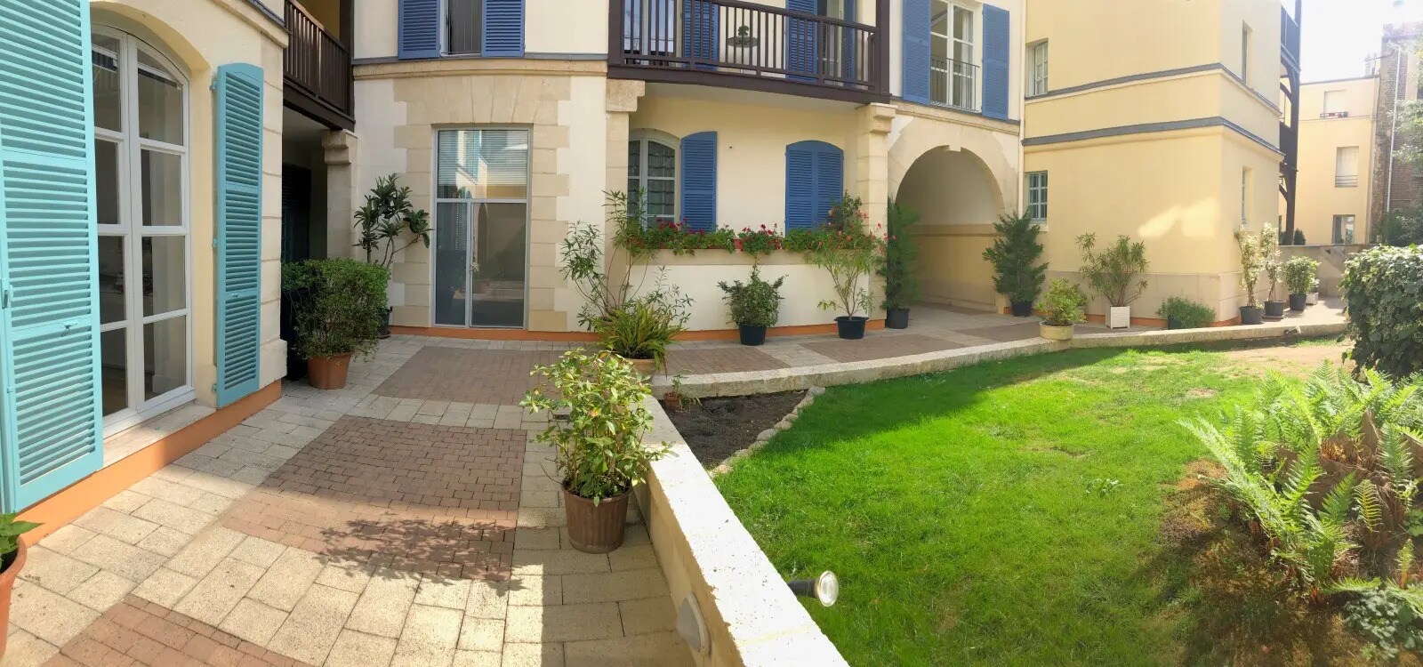 Office in Saint-Germain-en-Laye to rent Building Photo- Image 1 of 6