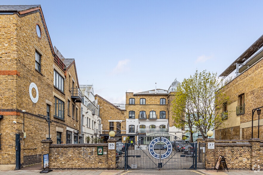 35-37 Parkgate Rd, London to rent - Building Photo - Image 1 of 4