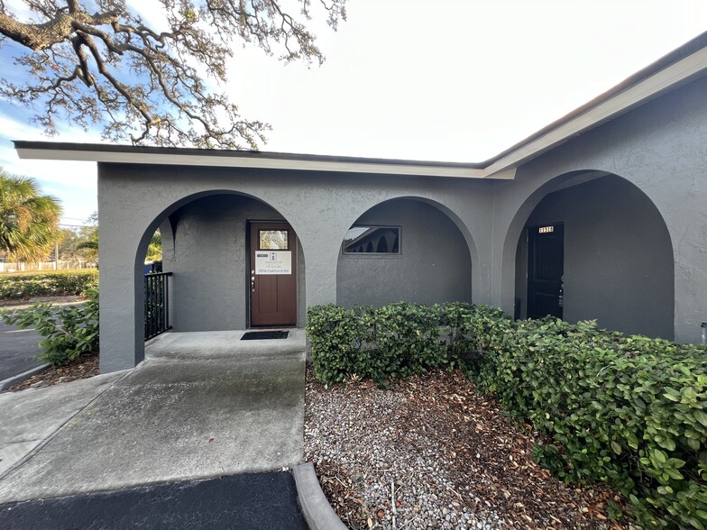 11520 Oakhurst Rd, Largo, FL for rent - Building Photo - Image 2 of 20