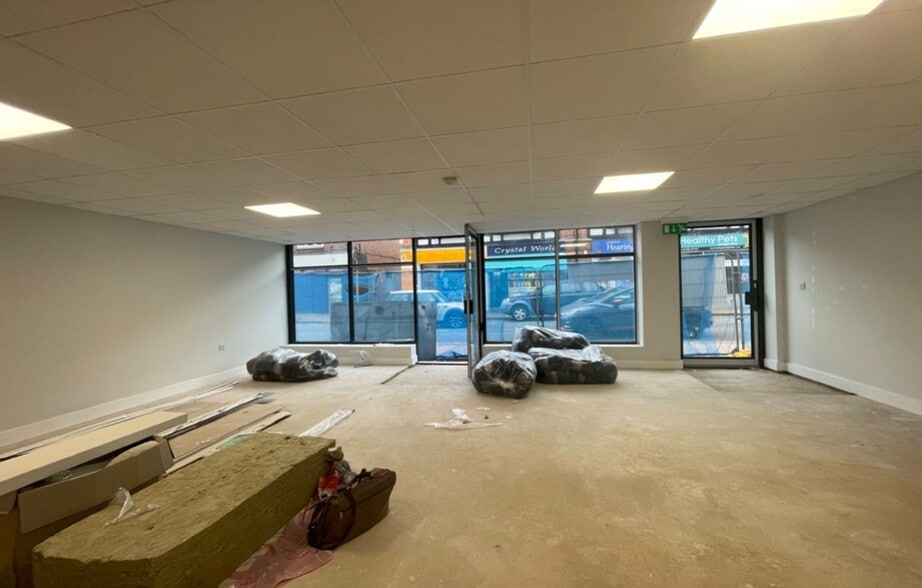 368-370 Lymington Rd, Christchurch to rent - Interior Photo - Image 2 of 9