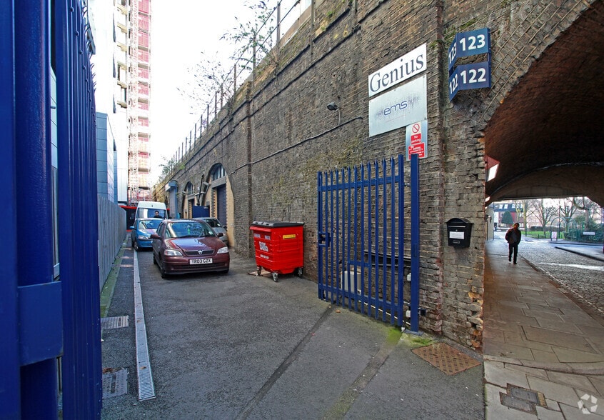 Salamanca St, London to rent - Building Photo - Image 2 of 2