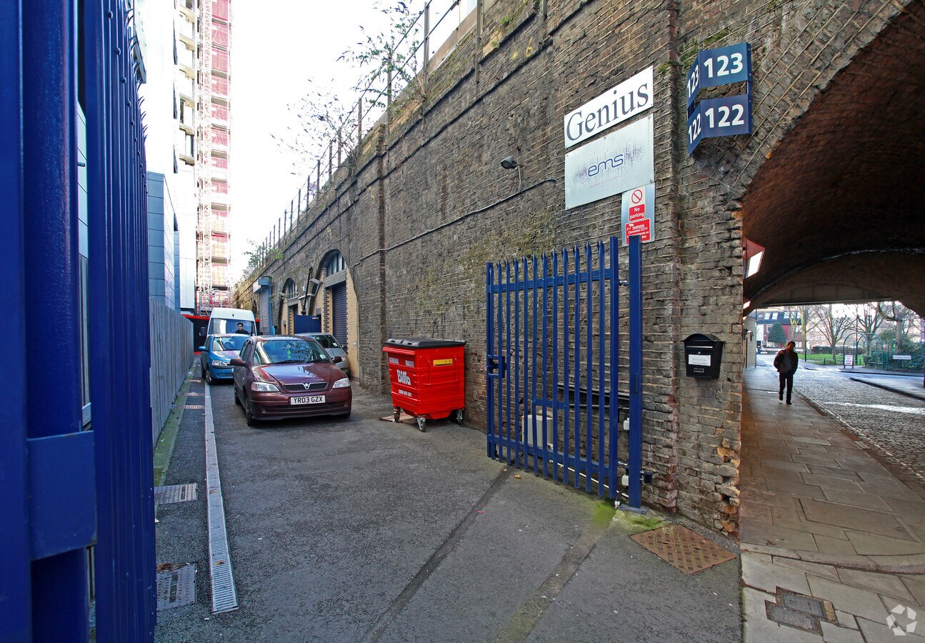 Salamanca St, London SE11 5JS UK