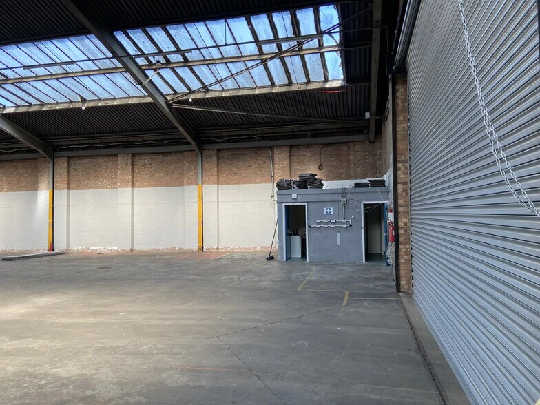 Torrington Av, Coventry to rent - Building Photo - Image 3 of 6