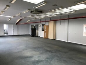 Island Farm Ave, West Molesey to rent Interior Photo- Image 1 of 5