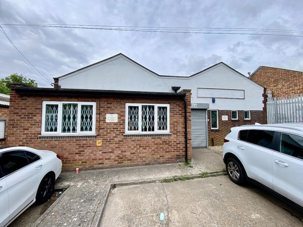 24 Bates Rd, Romford to rent Building Photo- Image 1 of 13
