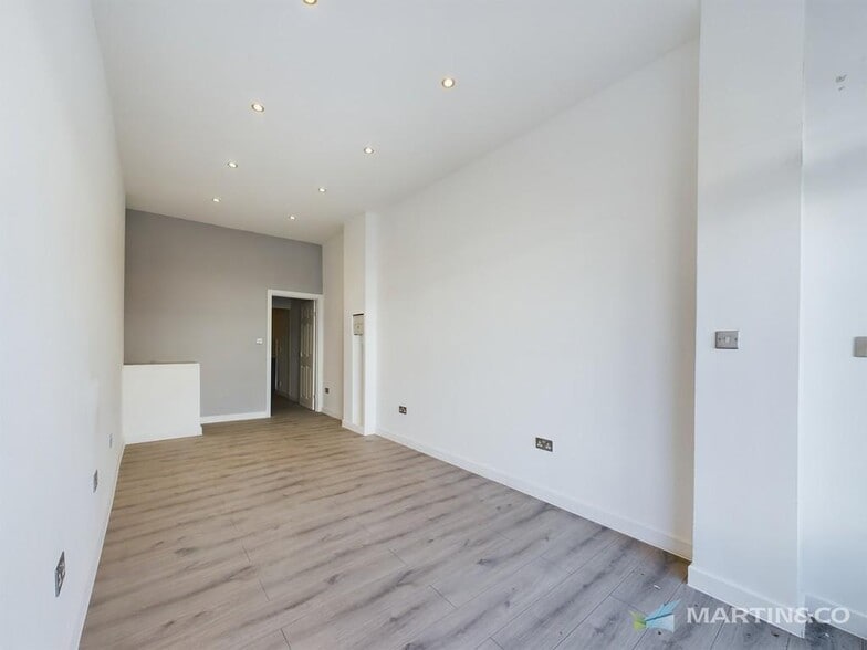 71-73 Waterloo Rd, Blackpool to rent - Building Photo - Image 2 of 6