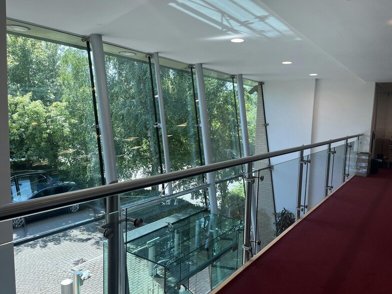 Quilters Way, Stoke Mandeville to rent - Interior Photo - Image 3 of 6