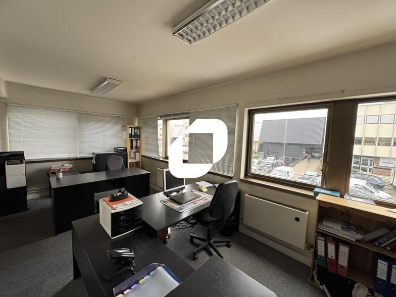 Industrial in L Hay Les Roses to rent - Building Photo - Image 3 of 6