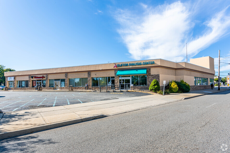 251 Clifton Ave, Clifton, NJ for rent - Building Photo - Image 1 of 4