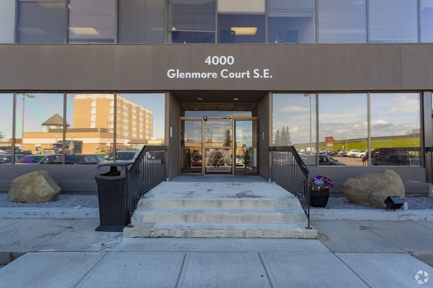 4000 Glenmore Crt SE, Calgary, AB for rent - Building Photo - Image 2 of 9