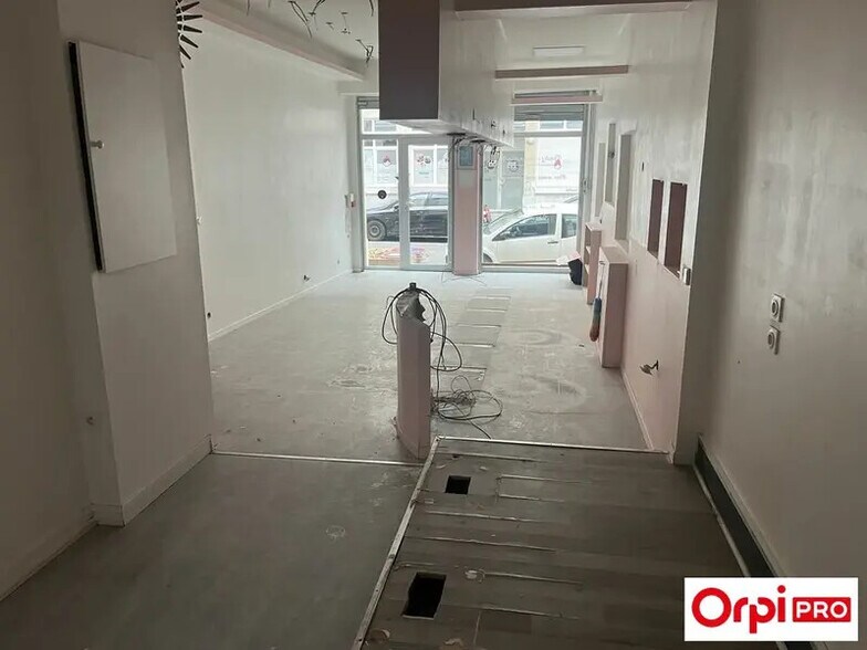 Retail in Villeurbanne to rent - Interior Photo - Image 2 of 4