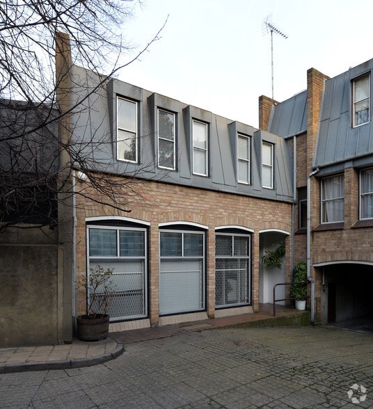 7 Rosehart Mews, London to rent - Building Photo - Image 3 of 3