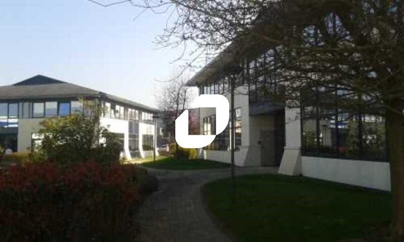 Light Industrial in Trappes to rent - Building Photo - Image 2 of 4