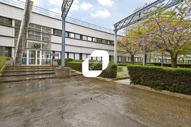 Light Industrial in Saint-Denis to rent Building Photo- Image 1 of 22