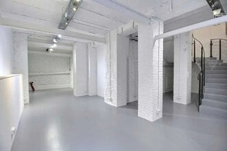 Retail in Paris to rent Interior Photo- Image 1 of 4