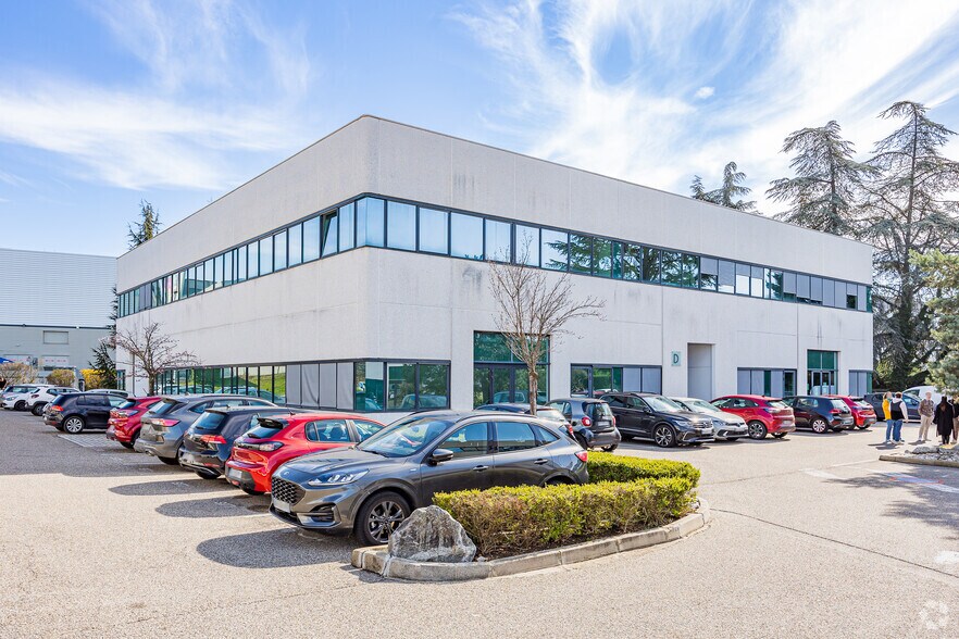 10 Rue Des Rosiéristes, Champagne-au-Mont-d'Or to rent - Building Photo - Image 1 of 15
