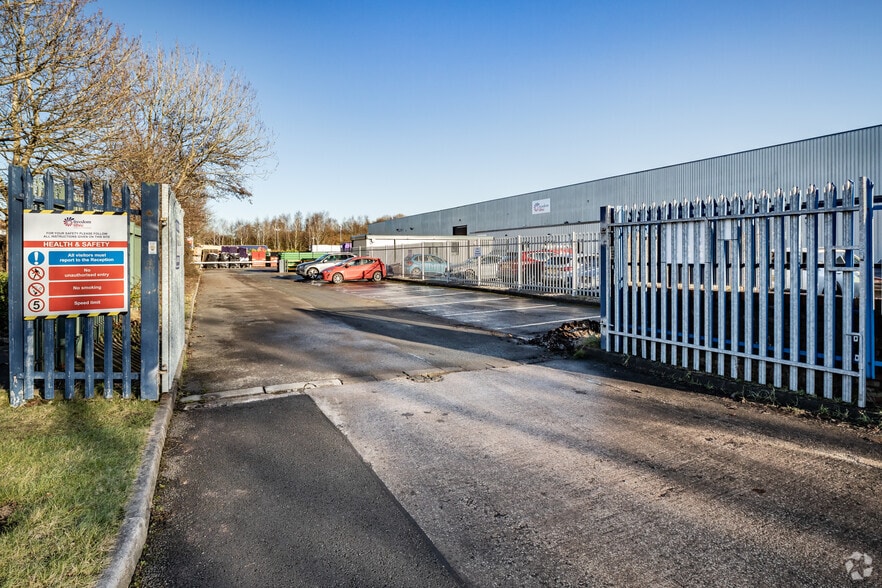 Gilchrist Rd, Manchester to rent - Building Photo - Image 3 of 8