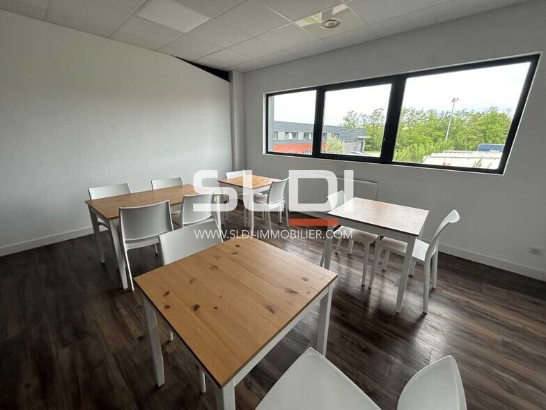 Office in MARCILLY-D'AZERGUES to rent - Interior Photo - Image 2 of 15