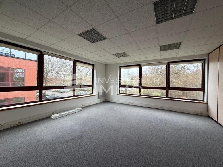 Office in Champs Sur Marne to rent - Interior Photo - Image 2 of 5