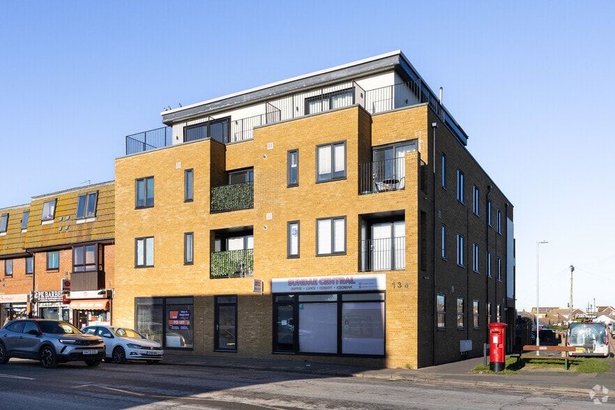 138 South Coast Rd, Peacehaven to rent - Primary Photo - Image 1 of 2