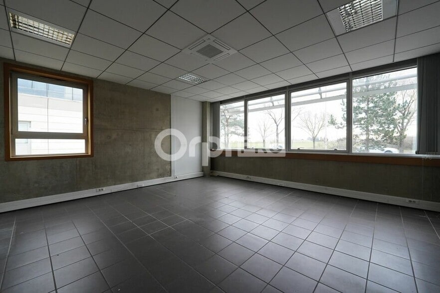 12 Rue Edison, Bron to rent - Interior Photo - Image 1 of 19