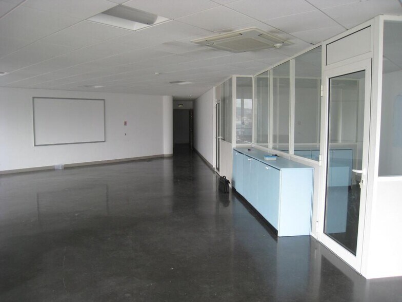 Office in Aubagne to rent - Interior Photo - Image 1 of 5