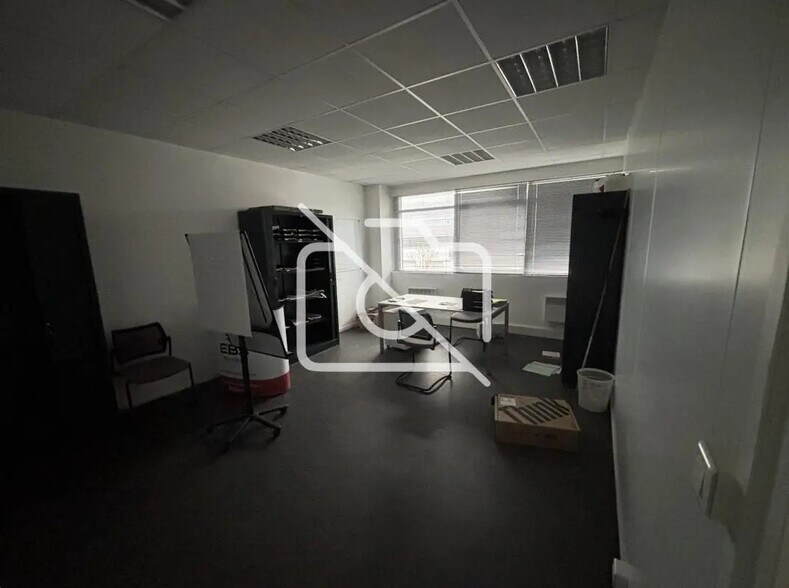 Industrial in Bois-d'Arcy to rent - Interior Photo - Image 3 of 11