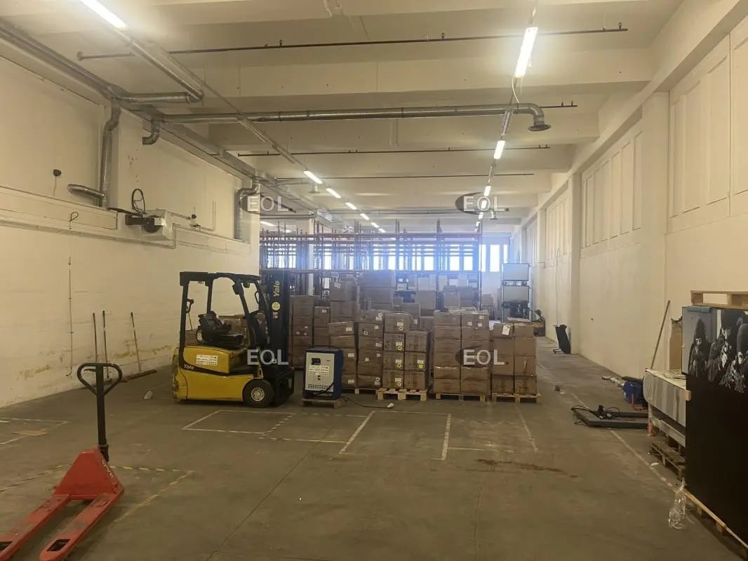 Light Industrial in Montreuil for sale Interior Photo- Image 1 of 9