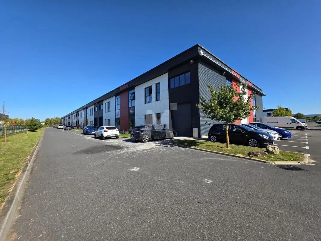 Light Industrial in Lieusaint to rent Building Photo- Image 1 of 11