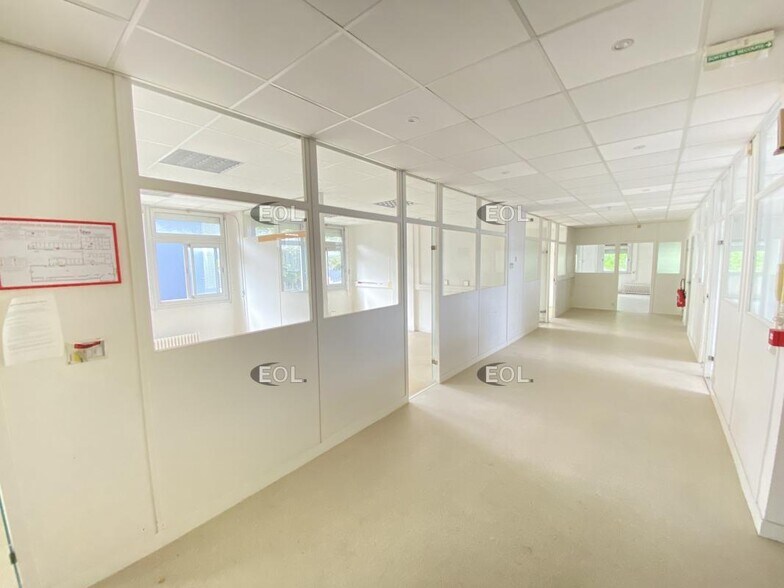 Office in Les Clayes-sous-Bois to rent - Interior Photo - Image 3 of 7
