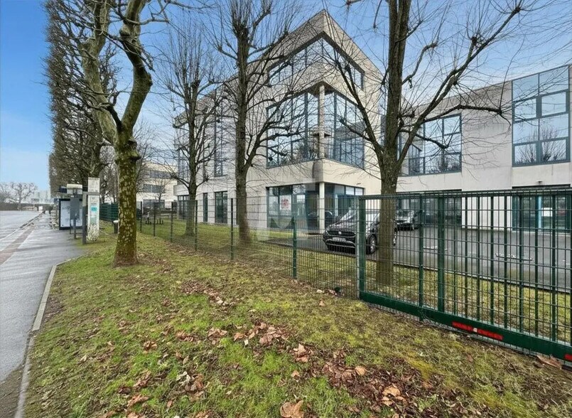Office in Les Ulis to rent - Building Photo - Image 2 of 15