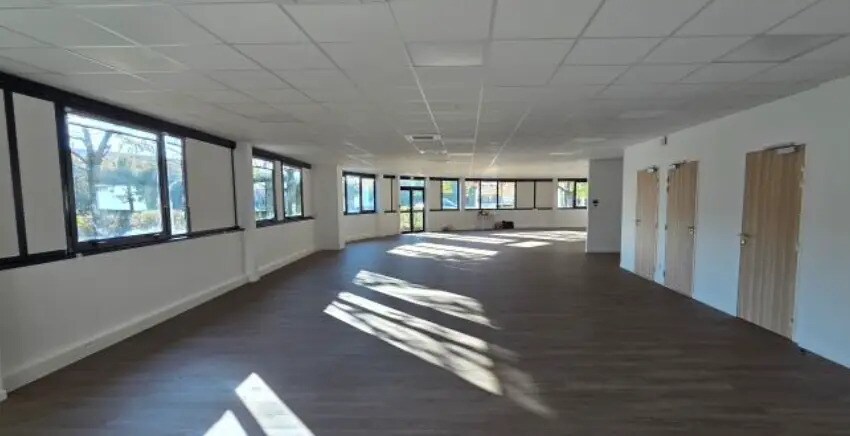 Industrial in Moissy-Cramayel to rent - Building Photo - Image 3 of 6