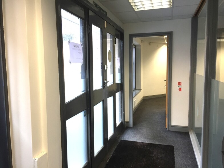 West St, Newcastle Under Lyme to rent - Building Photo - Image 3 of 17