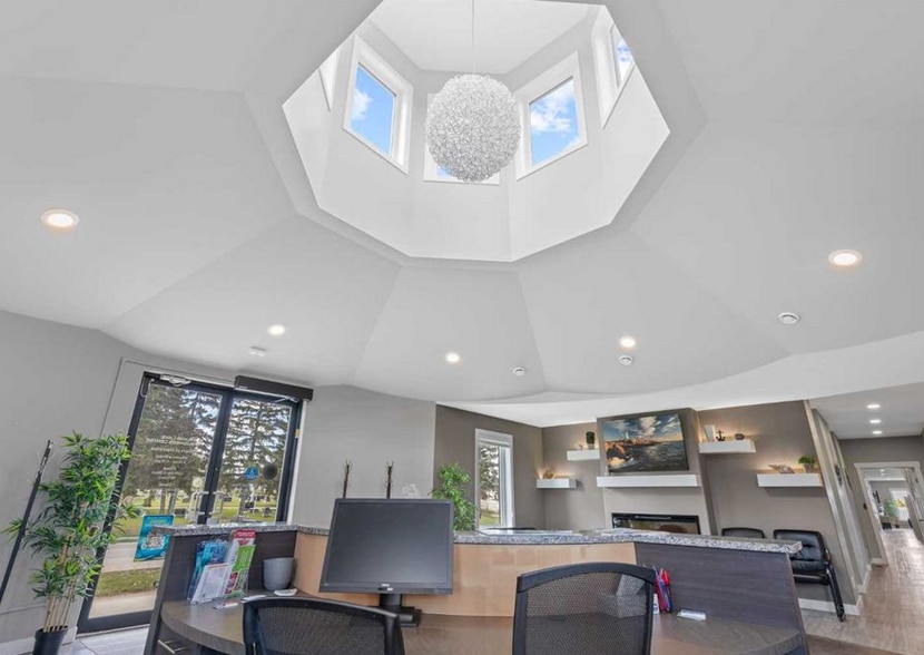 110 Pelican Pl, Sylvan Lake, AB for sale - Interior Photo - Image 2 of 48