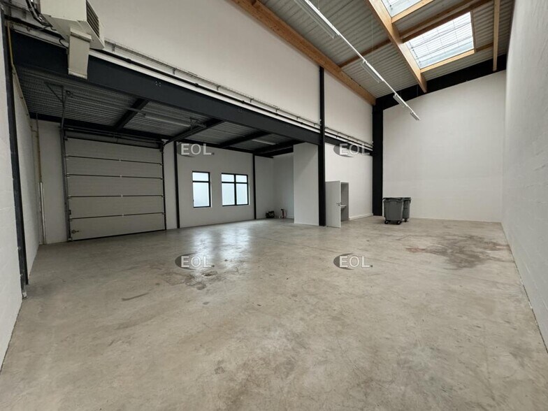 Light Industrial in Lieusaint to rent - Building Photo - Image 1 of 7