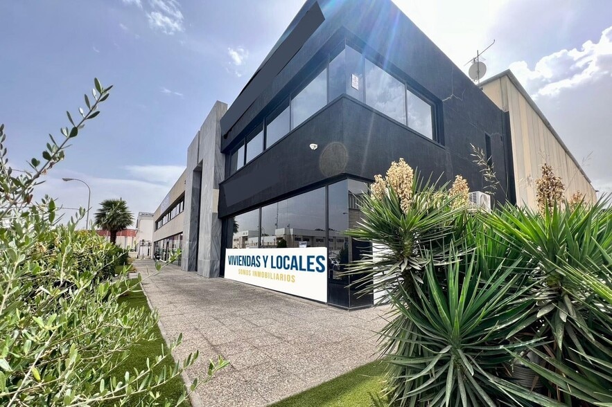 Retail in Granada to rent - Building Photo - Image 1 of 12