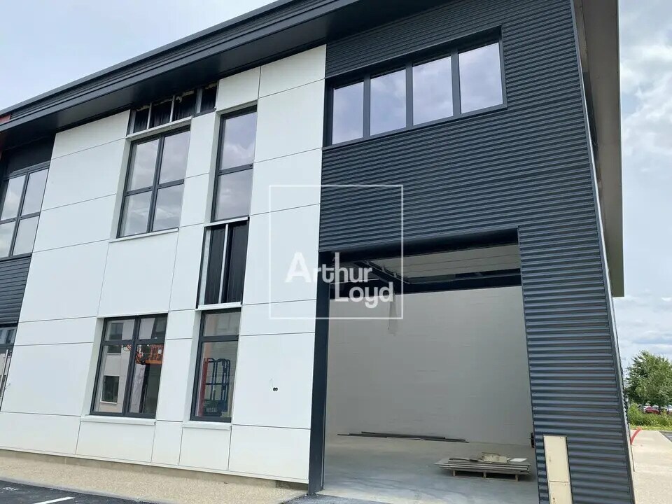 Light Industrial in Lieusaint for sale Building Photo- Image 1 of 7